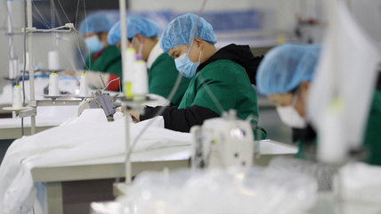 開(kāi)足馬力生產(chǎn)藥品及醫(yī)療物資