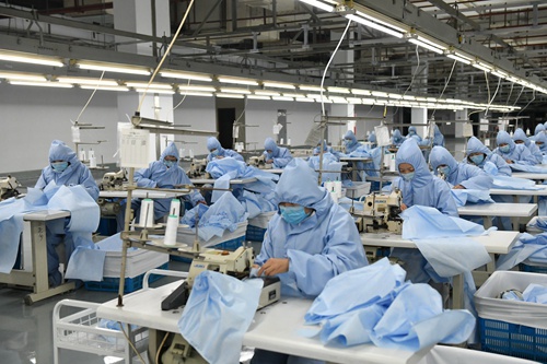 言必信 行必果 初心使命:讓紅豆西服生產(chǎn)線(xiàn)&ldquo;秒改&rdquo;防護(hù)服生產(chǎn)線(xiàn)