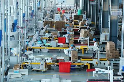 在山東辛化硅膠,工人在生產出口的水晶貓砂。資料片